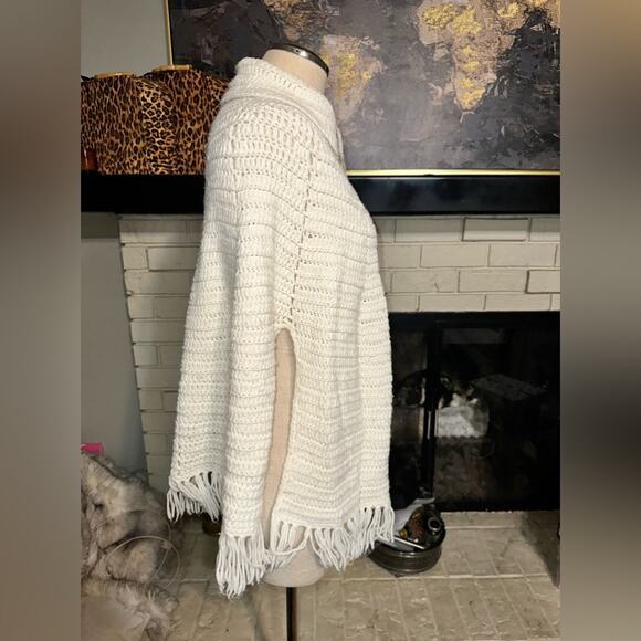 Knit Poncho with Fringes Mother of Pearl Buttons Side Splits One Size - Picture 5 of 5